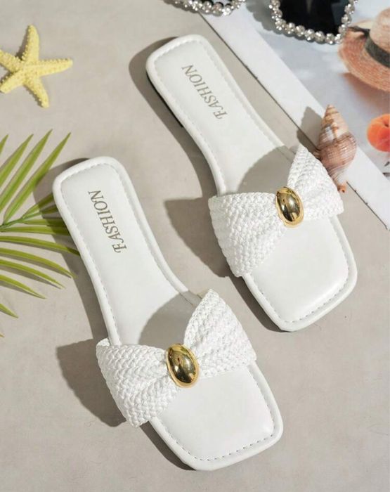 Sandalias brancas com detalhes dourados