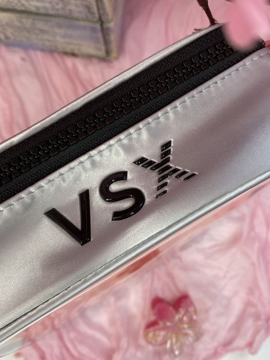 Victoria's Secret Clementine Hibiscus (VSX) - це набір для догляду за тілом у косметичці