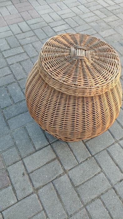 Kosz wiklinowy z pokrywą.