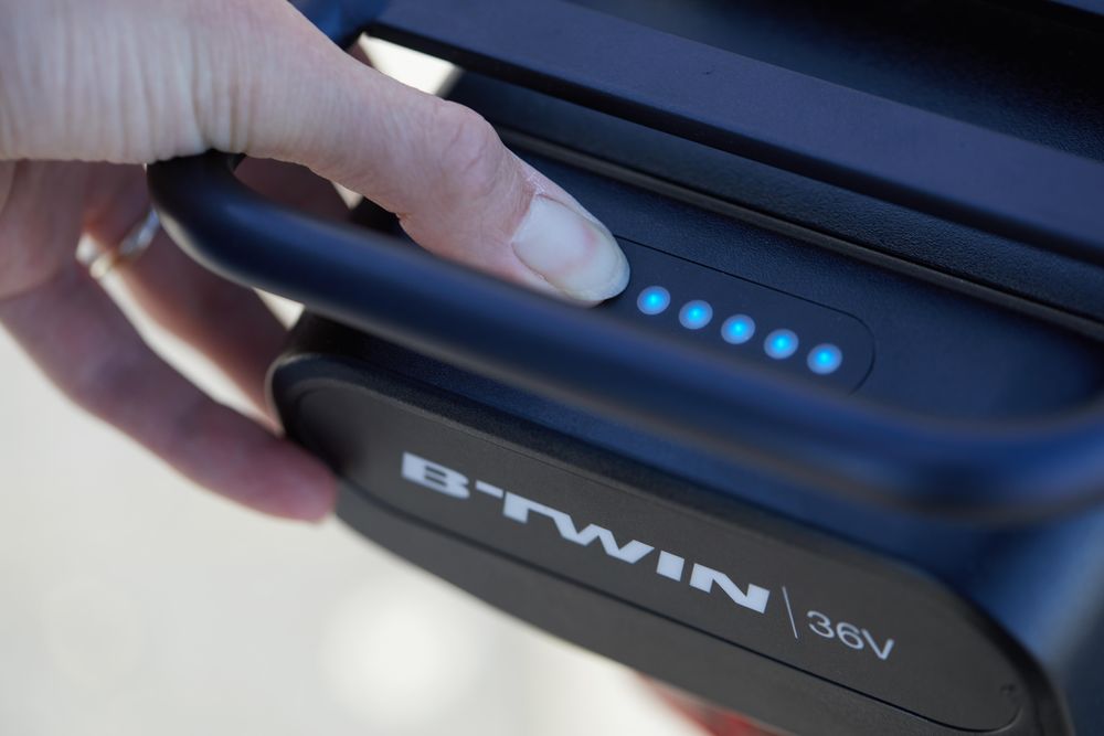 BICICLETA ELÉTRICA DE CIDADE ELOPS 900 E QUADRO BAIXO AZUL