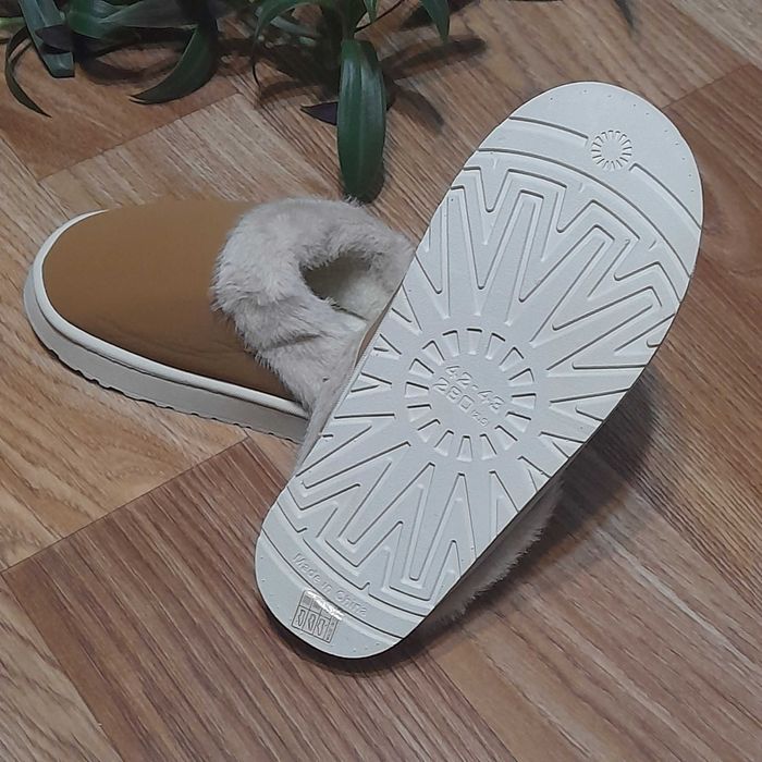 Домашние тёплые тапочки.