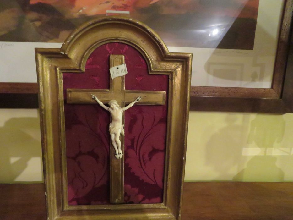 Cristo antigo montado em talha dourada