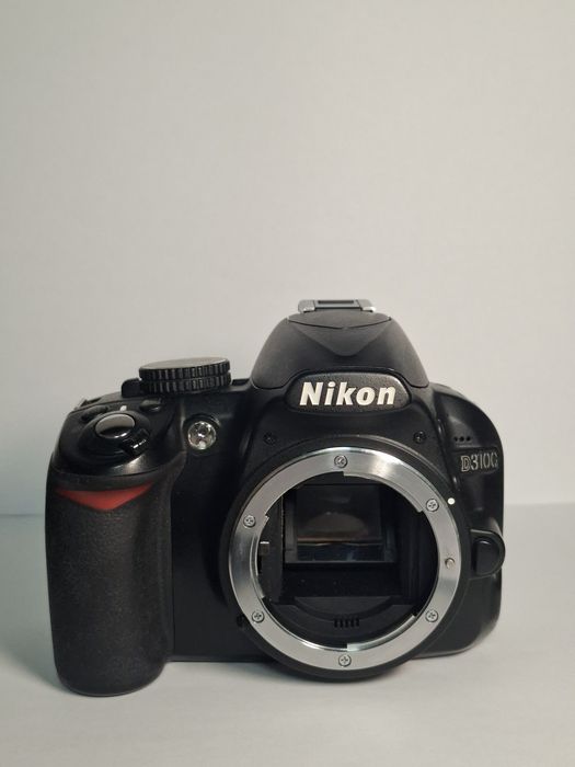 Продам Nikon D3100 у відмінному стані. Повністю справний, робить якісні фото. У комплекті зарядка ремінь та 2 акумулятори.