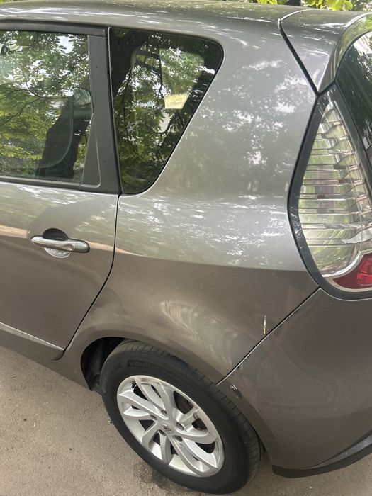 Продаж Renault scenic 2012 рік