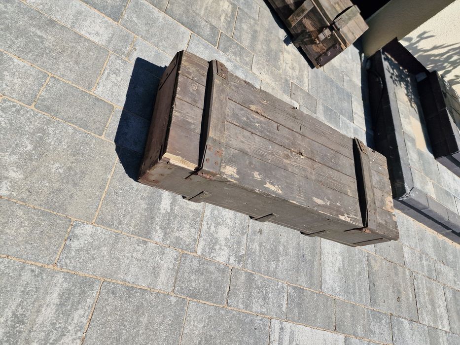 Skrzynia wojskowa z napisami