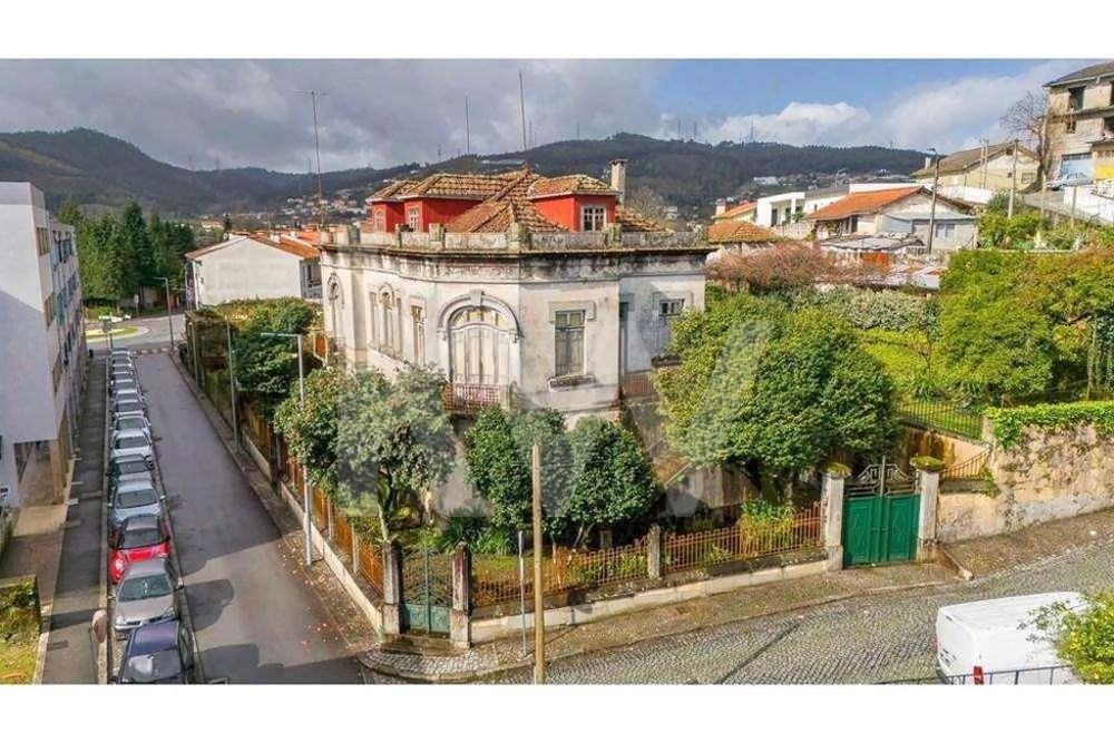 Moradia Senhorial no Centro  Povoa de Lanhoso, (Nossa Senhora do Ampar