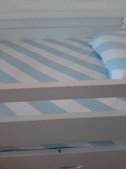 Cama criança com grades e arrumação + colchão