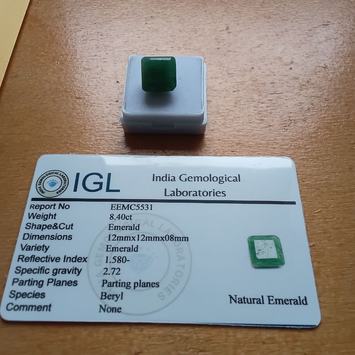 Esmeralda Natural com Certificado 
Uma joia rara e autêntica, símbolo