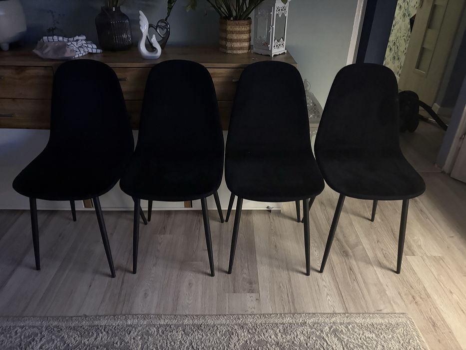 Sprzedam  czarne krzesla