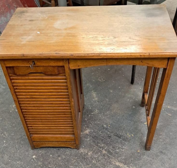 Biurko drewniane z początku XX wieku