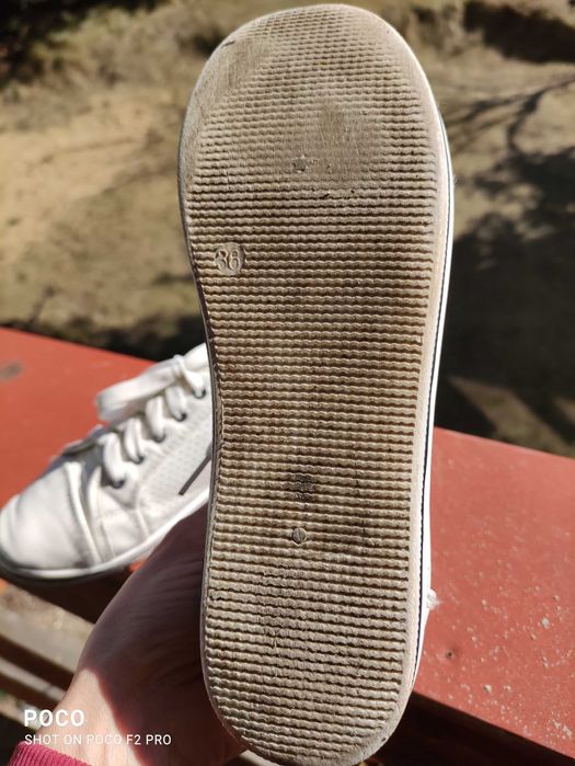 Białe półbuty sznurowane