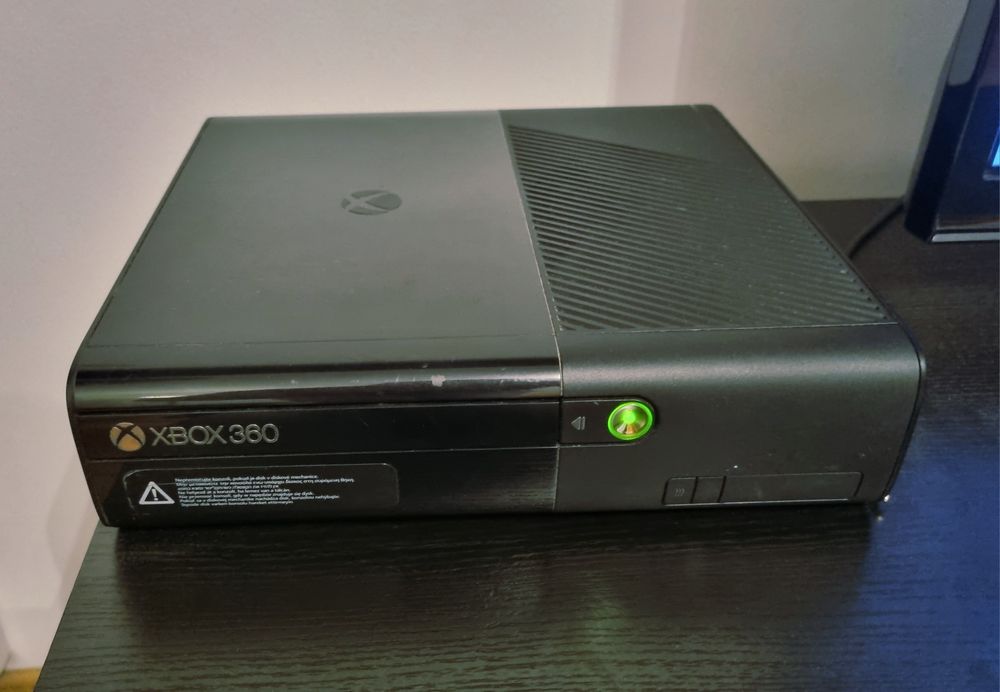 Konsola Xbox 360 E plus gry