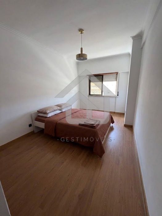 Quartos individuais grandes a menos de 30segundos da Estação de Queluz-Belas