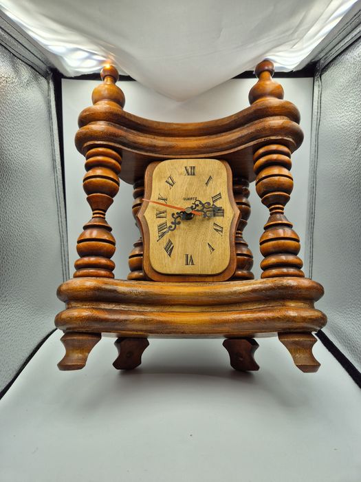 Drewniany zegar kominkowy / stołowy – styl retro, kwarc, sprawny