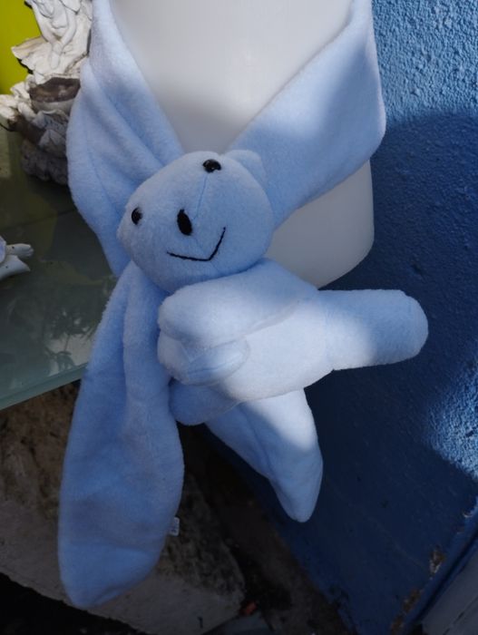 Cachecol de bébé com ursinho. Novo .