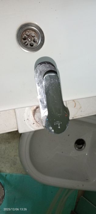 Móvel de casa de banho usado não tem as pernas