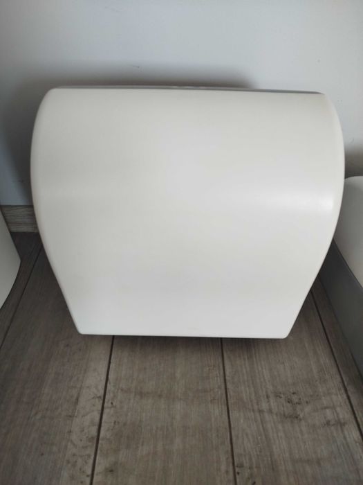 Диспенсер для бумажных полотенец.