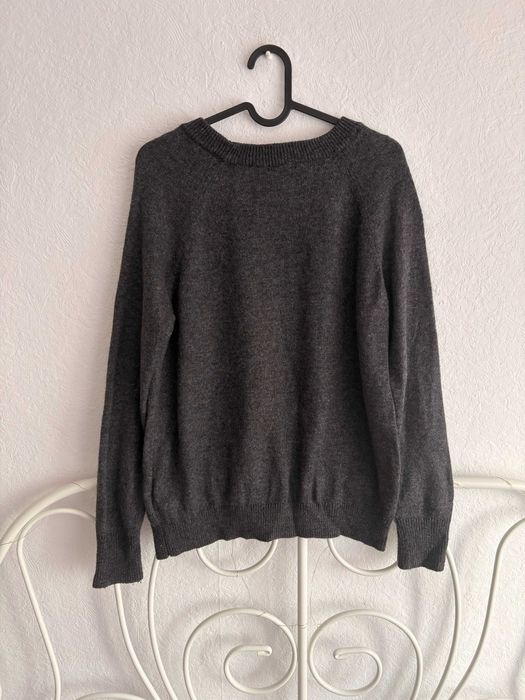 Ciemnoszary sweter z pingwinami z cekinów H&M – rozmiar S