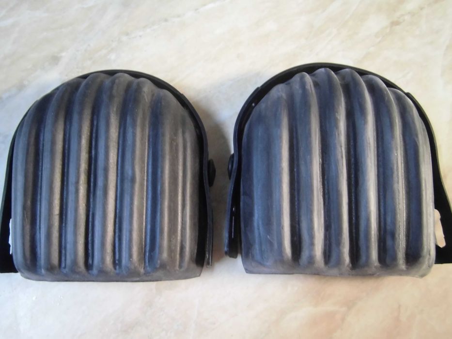 Наколінники, наколенники.