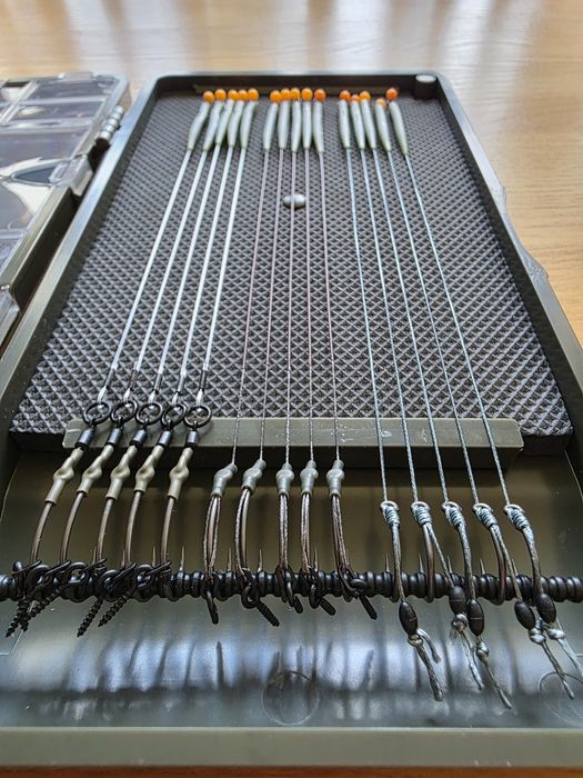 Zestaw 15 przyponów karpiowych #6 w Piórniku Tackle box