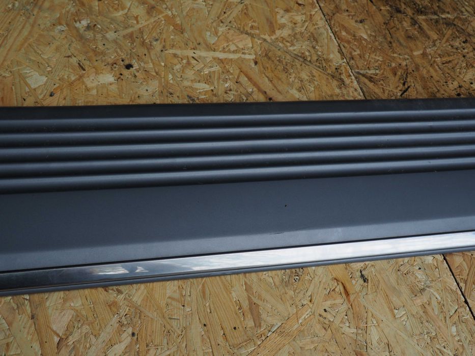 Listwa drzwi przód prawa mercedes w126 1 seria