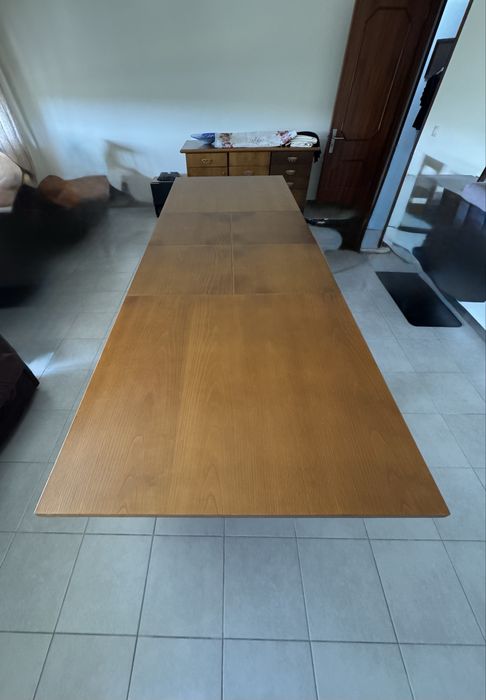Mesa de jantar em madeira