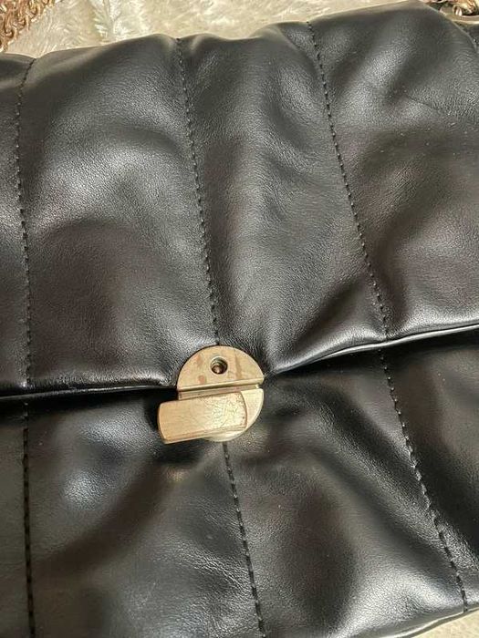 Mala parfois com alça corrente, efeito pele e almofadada