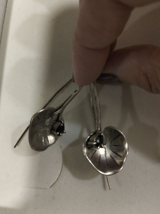 Conjunto brincos e alfinete