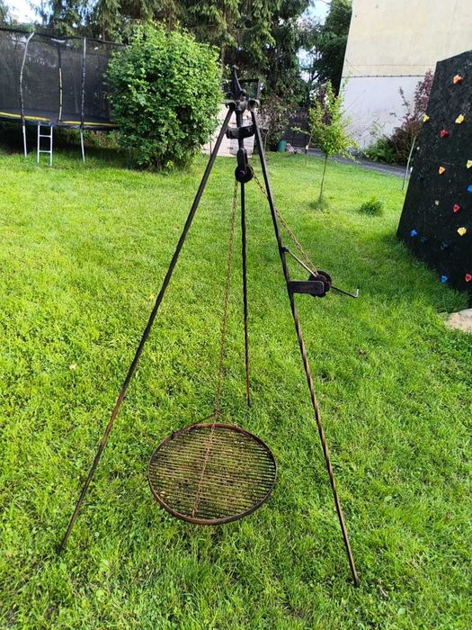 Grill Wiszący na Trójnogu