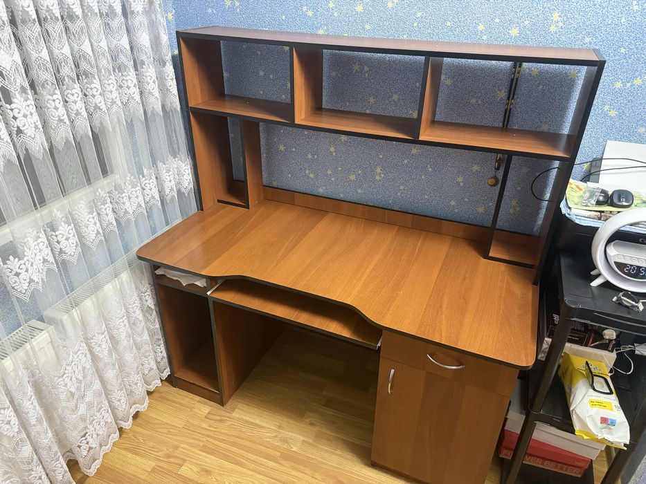 Стіл письмовий компютерний