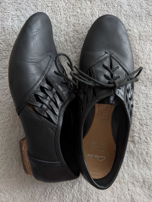 Czarne skórzane eleganckie wiązane ażurowe buty oksfordki Clarks Active Air 40