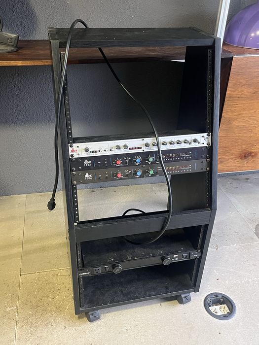 Rack de material de som