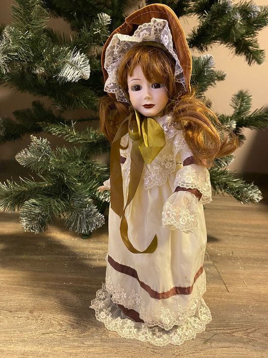 Фарфорова лялька зі змінними капелюшками.