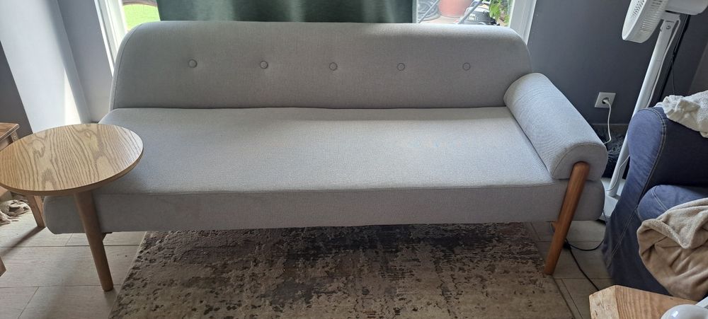 Sofa de sala com mesa de apoio