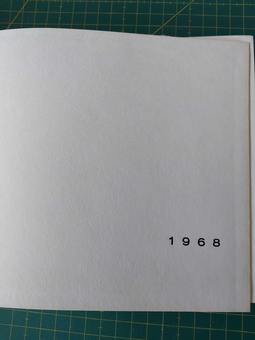 Livro Calendário com capa dura de 1968 com ilustrações