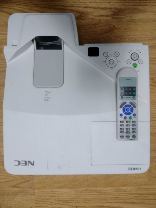 Projektor NEC um280w + drugi