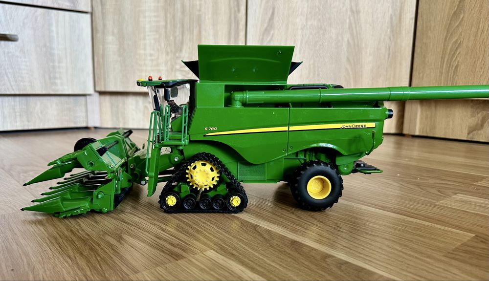 Коллекционный Комбайн John Deere S780 1:32 (Siku; Tomy Britains; ERTL)
