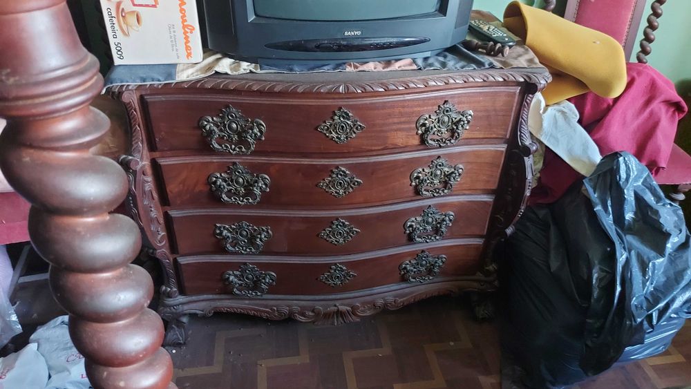 Mobilia antiga, vendo.a bom preço