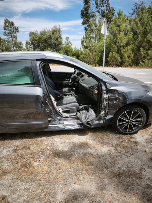Renault Megane 1.5 DCi acidentada (vendida inteira)