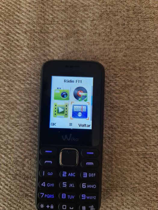 Telemovel Antigo Wiko leva 2 cartões têm um risco no visor muito leve mesmo preto