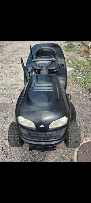 Tractor corta com cesto.de recolha