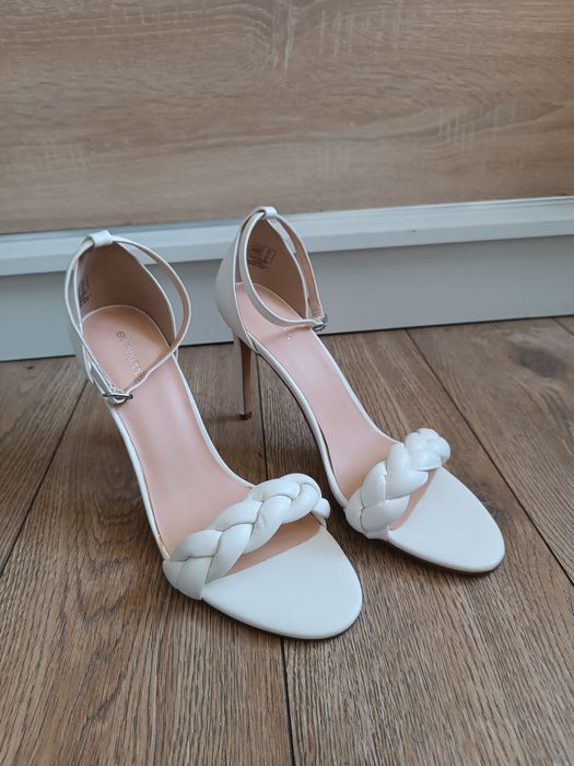 Białe sandały na szpilce