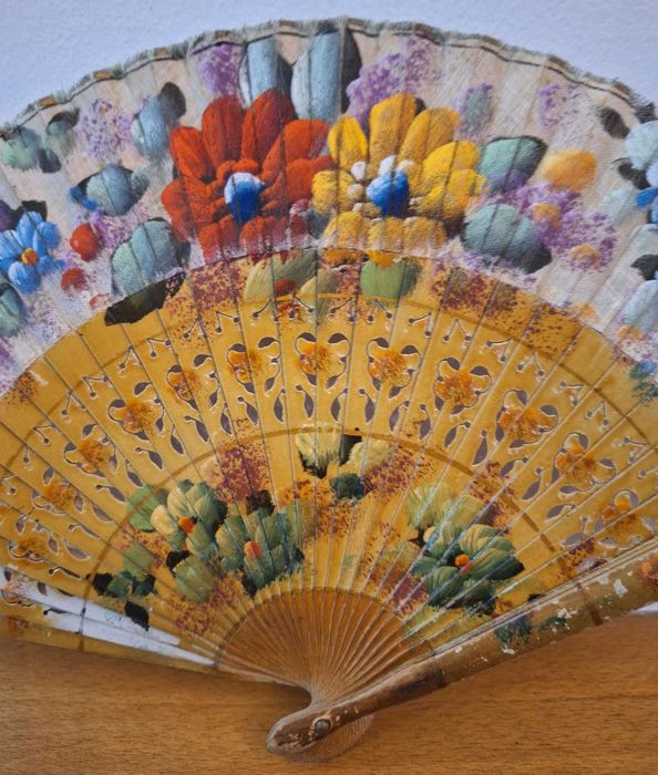 Leque antigo em madeira e tecido pintado à mão