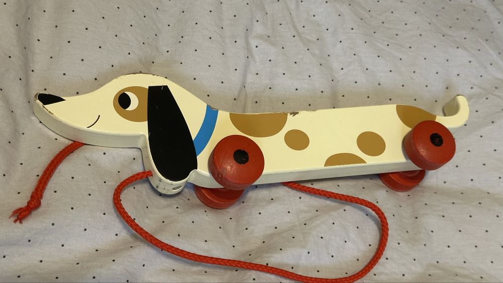 Деревʼяна каталка песик такса