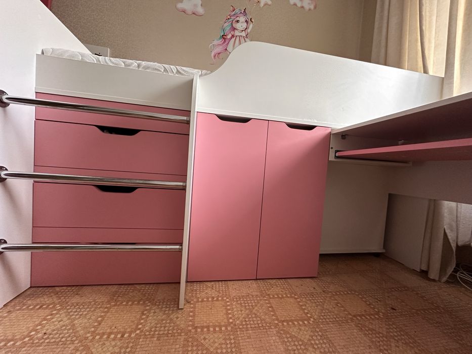 Дитяче ліжко горище зі столом і матрасом