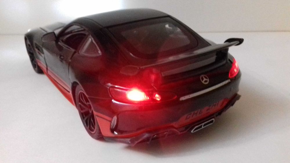 Металлопластиковая 1:24 модель  Mercedes-Benz Свет, звук,инерция GT69