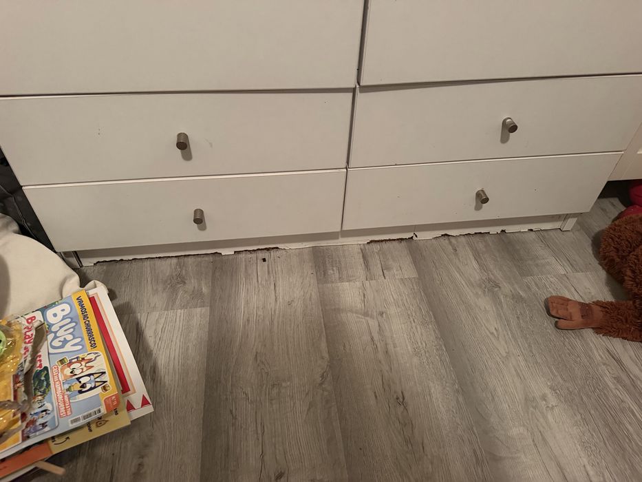 Móvel de apoio com bastante arrumação
