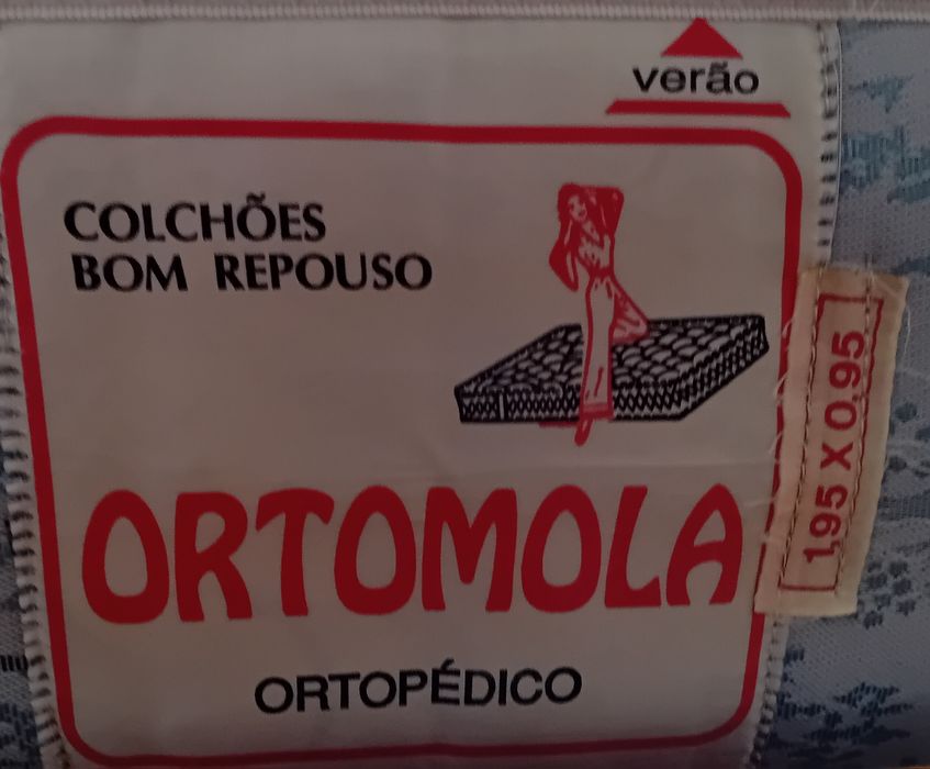 Cama individual e mesa de cabeceira
