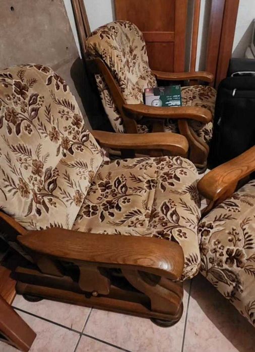 conjunto de sofá + 2 cadeirões em madeira