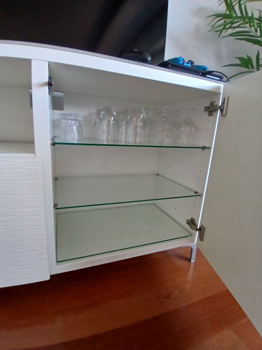 Movel Tv branco, tampo vidro